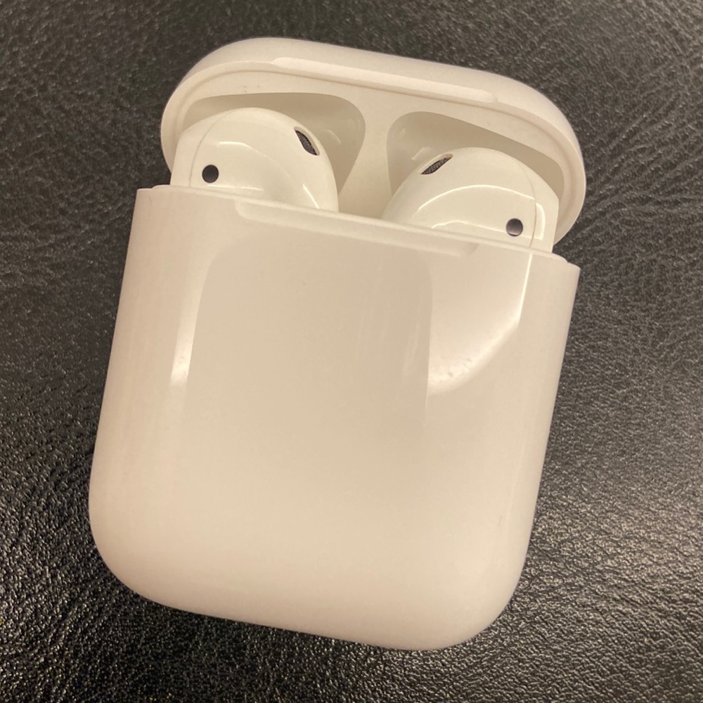 Apple AirPods with Case